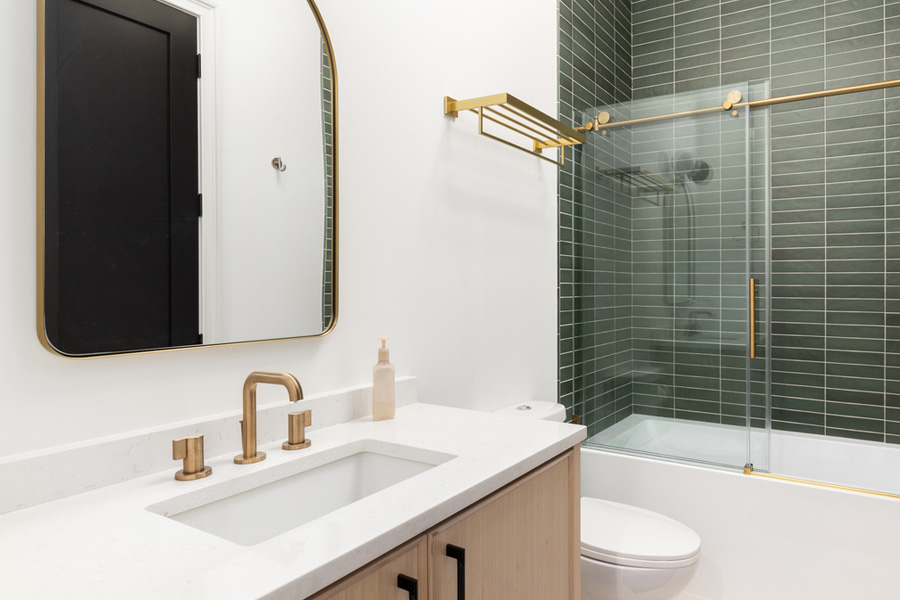 Find out how to Maximize House in a Small Lavatory